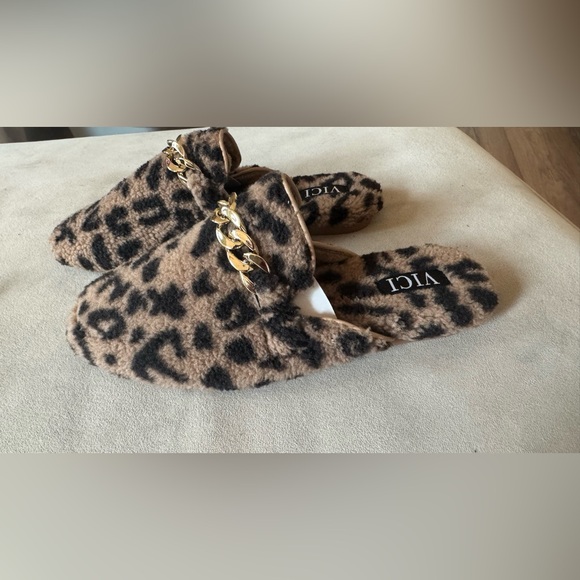 VICI Shepra Cheetah Mules 8 1/2 New! 
No tags leopard Print Slippers wGold Chain - Picture 1 of 4